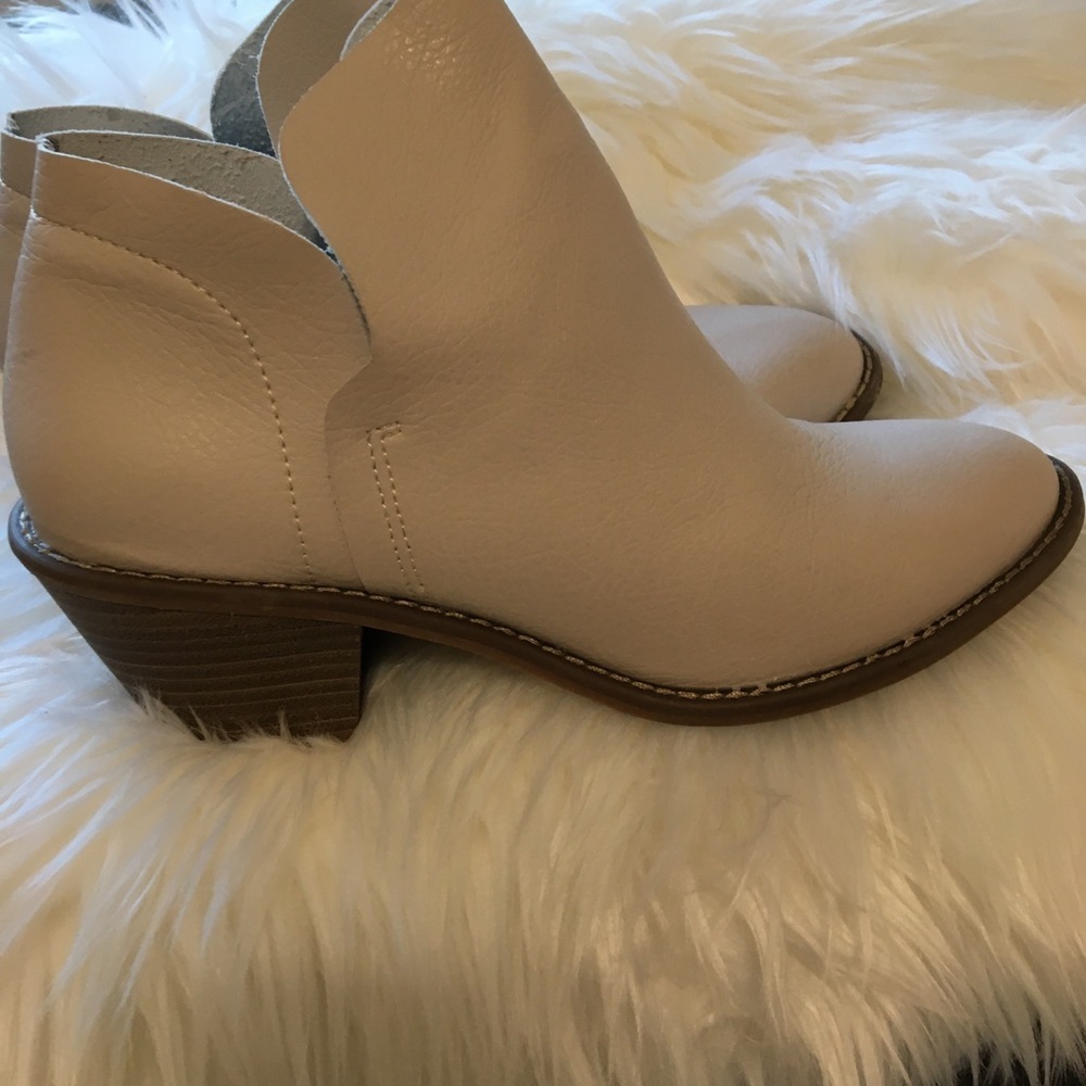 Universal Thread Booties size 7 1/2
